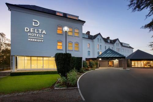 um edifício com um sinal na lateral em Delta Hotels by Marriott York em York