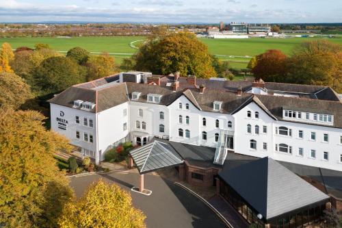 uma vista aérea de um grande edifício branco em Delta Hotels by Marriott York em York