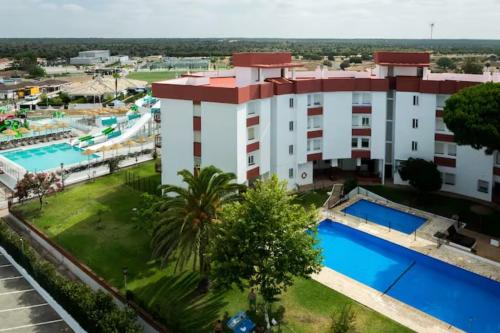 uma vista aérea de um edifício com piscina em Apartamento Lince em Matalascañas