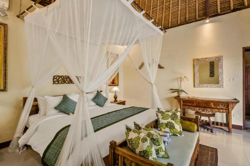 1 dormitorio con 2 camas y escritorio en Teja Lokha Ubud Villa, en Ubud