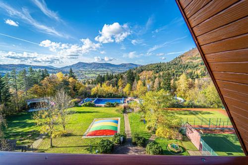 una vista aerea su un cortile con alberi e montagne di Hotel Sluníčko a Ostravice