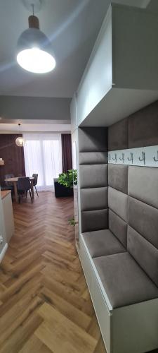 ein Wohnzimmer mit einem Sofa und einem Tisch in der Unterkunft Mazovia Gold Apartament 101 in Płock