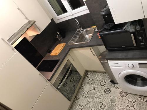 O bucătărie sau chicinetă la Appartement 60 m², porte de Saint-Cloud