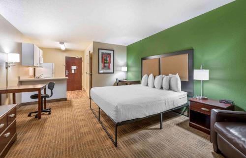 um quarto de hotel com uma cama e uma cozinha em Extended Stay America Suites - Indianapolis - Airport em Indianápolis