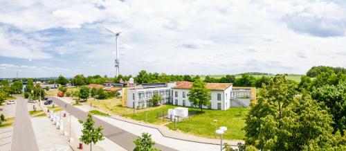 una casa con un molino de viento en medio de una calle en Dresdner Tor Süd, en Wilsdruff