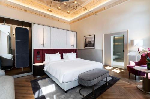 Tempat tidur dalam kamar di Radisson Collection Hotel, Palazzo Nani Venice