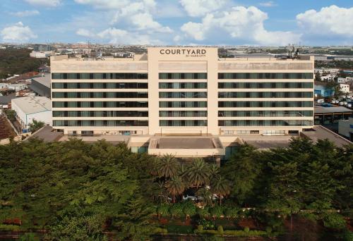 een kantoorgebouw met een bordje op de binnenplaats bij Courtyard by Marriott Pune Chakan in Chākan