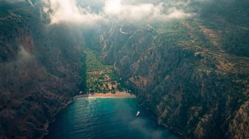 Butterfly Valley Beach Glamping with Food في أولدينيس: اطلالة جوية على بحيرة في وادي