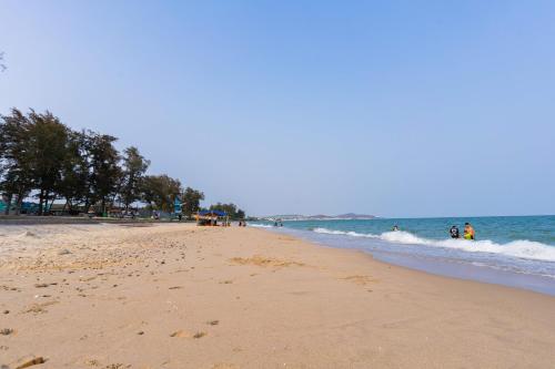 ファンティエットにあるTTC Hotel Phan Thietの水遊びの海岸