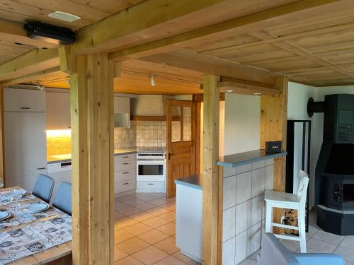 Una cocina o cocineta en Edelweiss 4 Zi Ferienwohnung in Landhaus