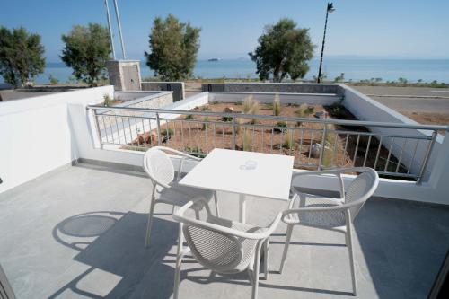 d'une table et de chaises sur un balcon donnant sur l'océan. dans l'établissement Agistri Beach, à Skala