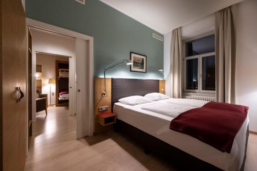 A bed or beds in a room at Hotel Stiegl Scala