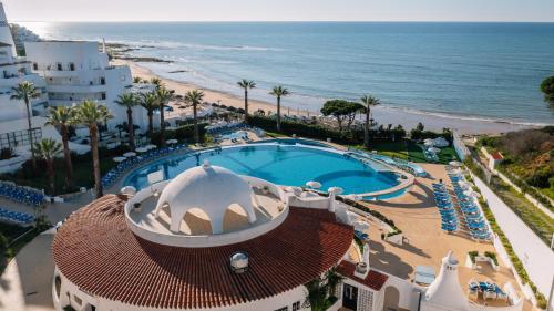 Piscina de la sau aproape de Grand Muthu Oura View Beach Club