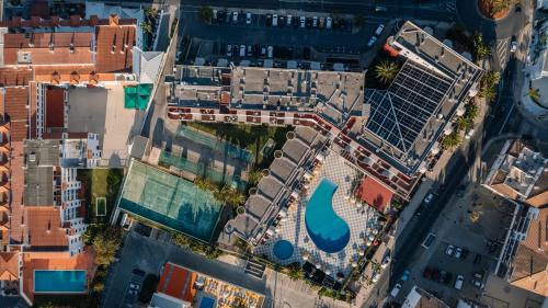 Piscina de la sau aproape de Muthu Oura Praia Hotel