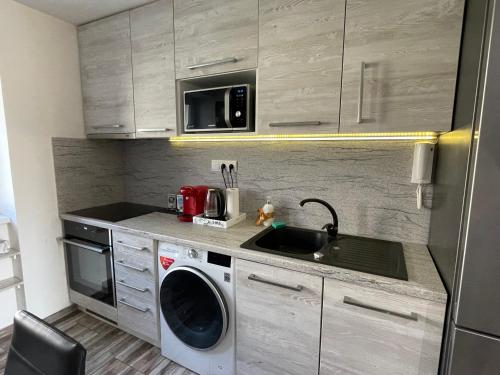 Modern apartment in center of Prešov - Apartmán Boncart tesisinde mutfak veya mini mutfak