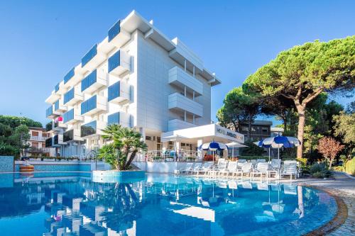 A piscina localizada em Hotel Ambassador Meuble ou nos arredores