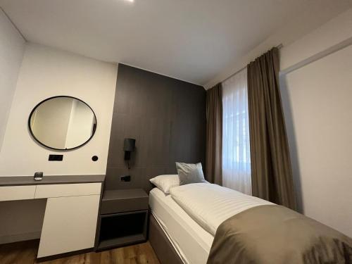 Tempat tidur dalam kamar di Hotel Harmshof Bispingen