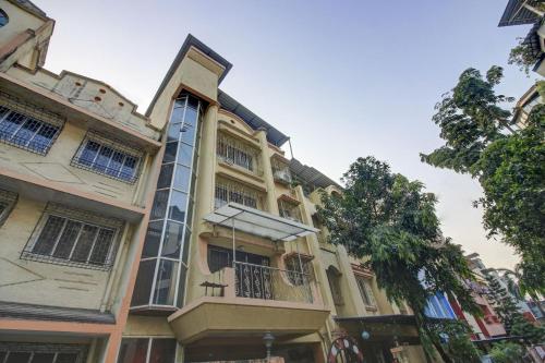 - un bâtiment avec une fenêtre et un balcon dans l'établissement OYO Home Bunglow No 78, à Ghansoli