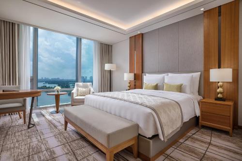 LOTTE Hotel Yangon में एक कमरे में एक या कई बेड