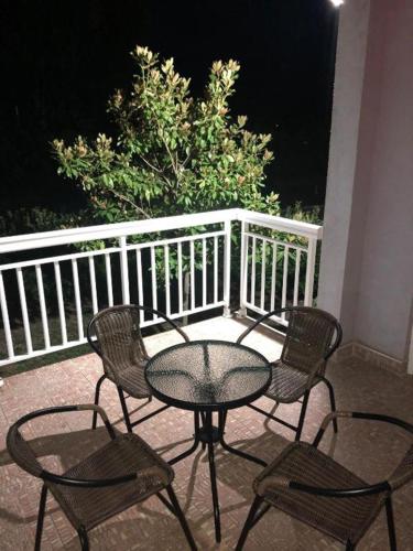 - une table et des chaises sur un balcon la nuit dans l'établissement Villa Predlug, à Čapljina