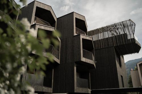 un edificio con balcones en un lateral en Amrai Suites, en Schruns