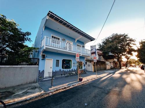 een blauw gebouw aan de straatkant bij Pousada Água Marinha in Cabo Frio