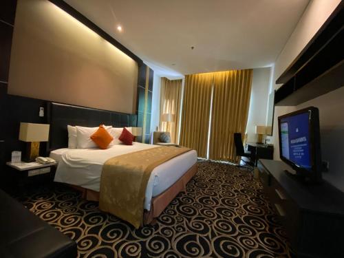 A television and/or entertainment centre at Golden Flower by KAGUM Hotels