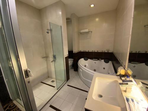 A bathroom at Golden Flower by KAGUM Hotels