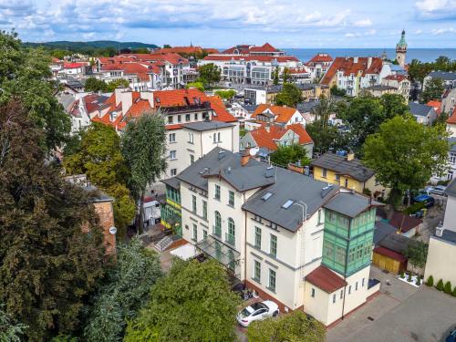 una vista aérea de una ciudad con edificios en Villa Sedan - Destigo Hotels, en Sopot