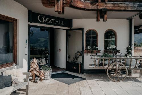 uma frente de loja com uma bicicleta estacionada fora dela em Alpenappartements Cristall em Ehrwald