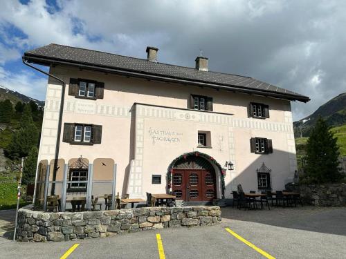 een groot wit gebouw met een grote deuropening bij Hotel Tschuggen Davos in Davos