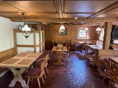 een restaurant met houten tafels en stoelen in een kamer bij Hotel Tschuggen Davos in Davos