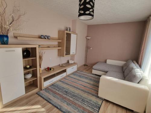 sala de estar con sofá y mesa en Apartment Kurši, en Kolka