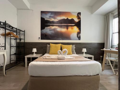 - une chambre avec un lit orné d'une grande peinture murale dans l'établissement VALENCIA SUITS YOU Centro Histórico, Establecimiento Automatizado-Fast Auto Check in&Out, Solo para Adultos-Adults only, à Valence