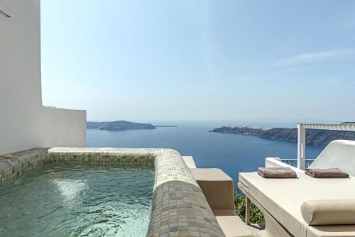 una piscina con vista sull'oceano di Seascape Villa by Caldera Houses a Imerovigli