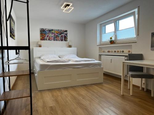 Tempat tidur dalam kamar di *moderne Wohnung ANTON in VS mit Küche+Bad