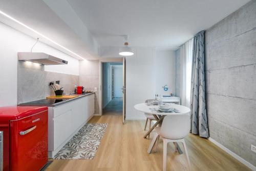 Una cocina o kitchenette en Easy flat Vezia, indipendent entrance, free parking