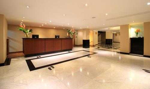 El lobby o recepción de Hotel Windsor House Inn By GEH Suites