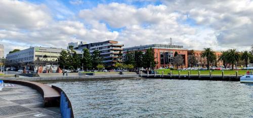 een rivier in een stad met gebouwen en gebouwen bij PierPoint 401 in Geelong