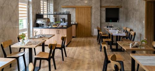 un ristorante con tavoli e sedie in una stanza di Lynks Resort a Ustrzyki Dolne