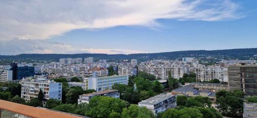 vistas a una ciudad con edificios y árboles en Студио Тони 2, en Varna