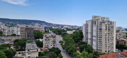 una vista aérea de una ciudad con edificios altos en Студио Тони 2, en Varna