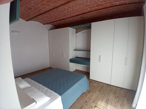 1 dormitorio con 1 cama y armarios blancos en Podere Feltrino, en Grosseto