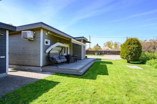 クレサーレにあるFamily retreat with a sauna in the centreの木製ポーチ(パティオ付)が備わる家