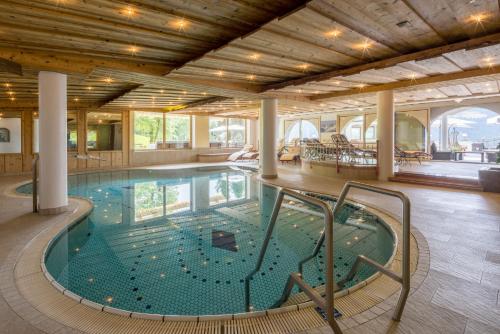 una grande piscina in un edificio di Hotel Silberberger - Wildschönau a Oberau