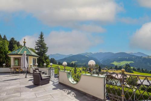 balcone di una casa con vista sulle montagne di Hotel Silberberger - Wildschönau a Oberau