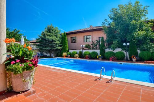 una piscina frente a una casa en Alekta Hotel - Free parking, en Varna