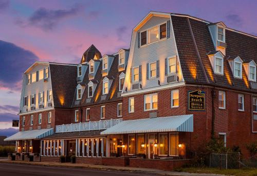 um grande edifício com um restaurante em frente em Newport Beach Hotel & Suites em Middletown