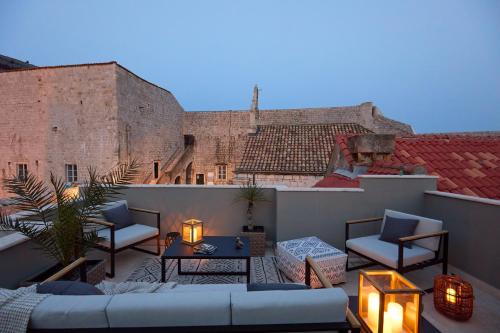 Un lugar para sentarse en Villa inside the Old town with private terrace and floor heating