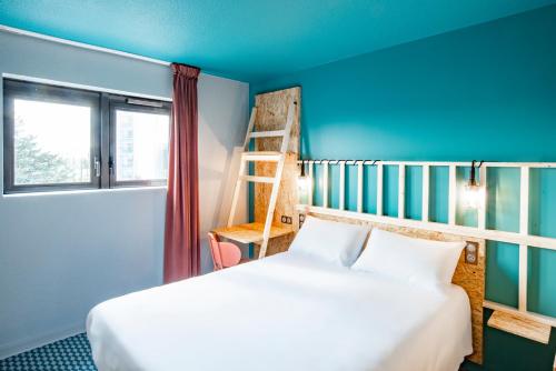 Tempat tidur dalam kamar di Birgit Hôtel Le Havre Centre